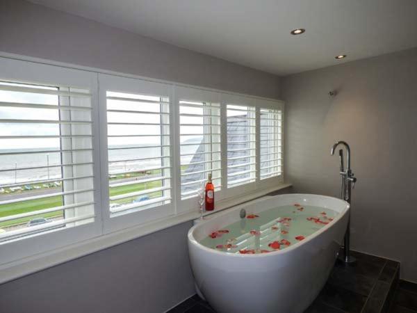 Sea View Apartment *